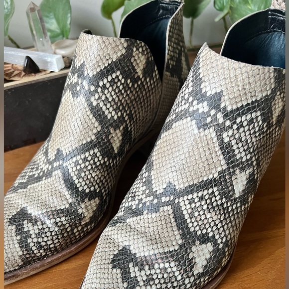 Dolce Vita Snake Print Booties Size 8 - Picture 9 of 10